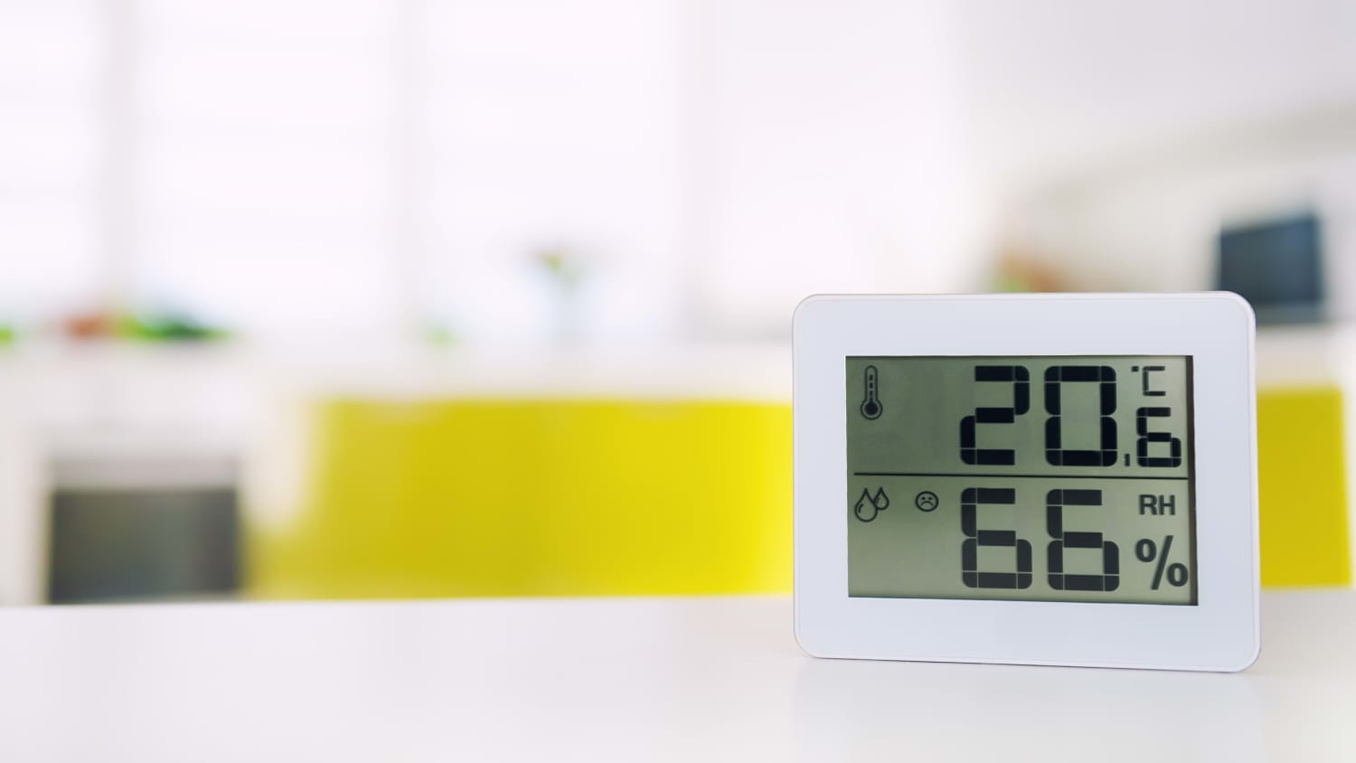 Ein Hygrometer steht in einem Büroraum