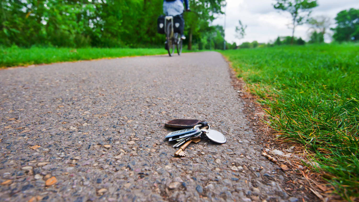 Ein verlorener Schlüssel liegt auf einem Radweg