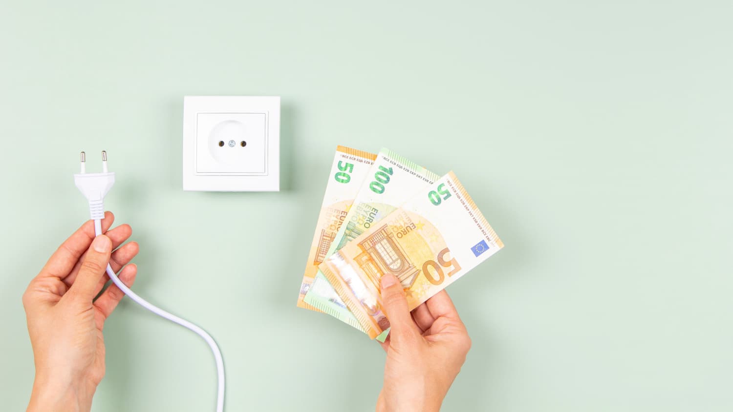 Eine Hand hält drei Geldscheine und einen Stecker vor eine Steckdose