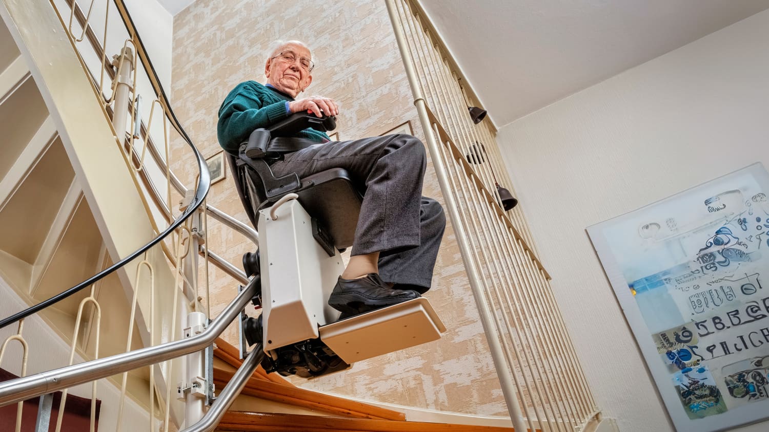 Ein älterer Herr fährt mit einem Treppenlift