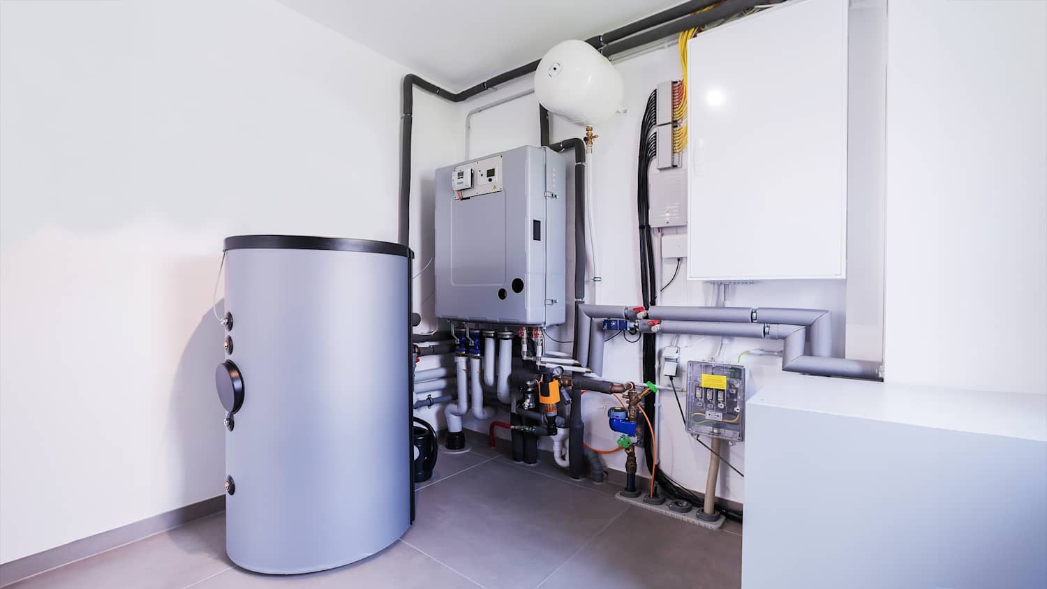 Ein Warmwasserspeicher verbaut in einem Keller eines Wohnhauses