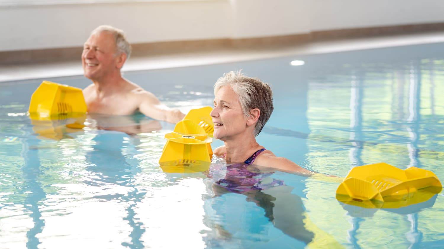 Ein älteres Paar bei der Aquagymnastik