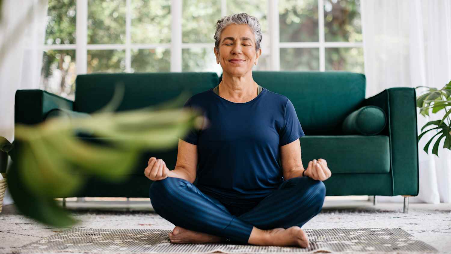 Ein Frau macht Yoga