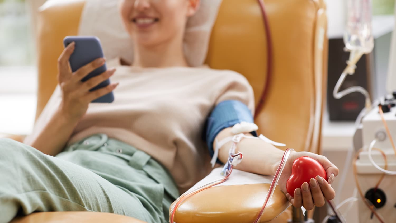 Eine Frau beim Blutspenden