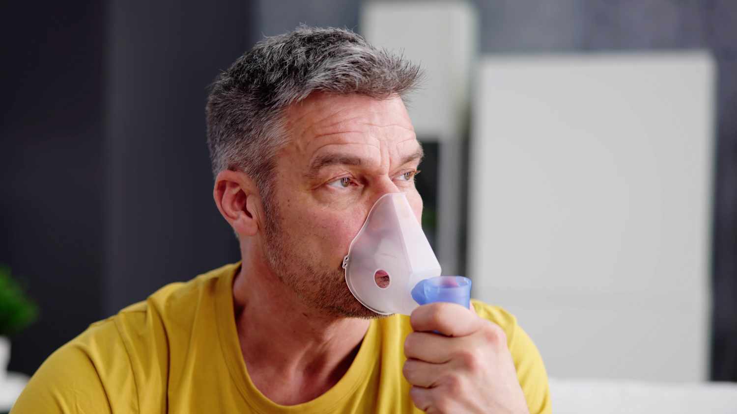 Ein Mann mit einer Sauerstoffmaske