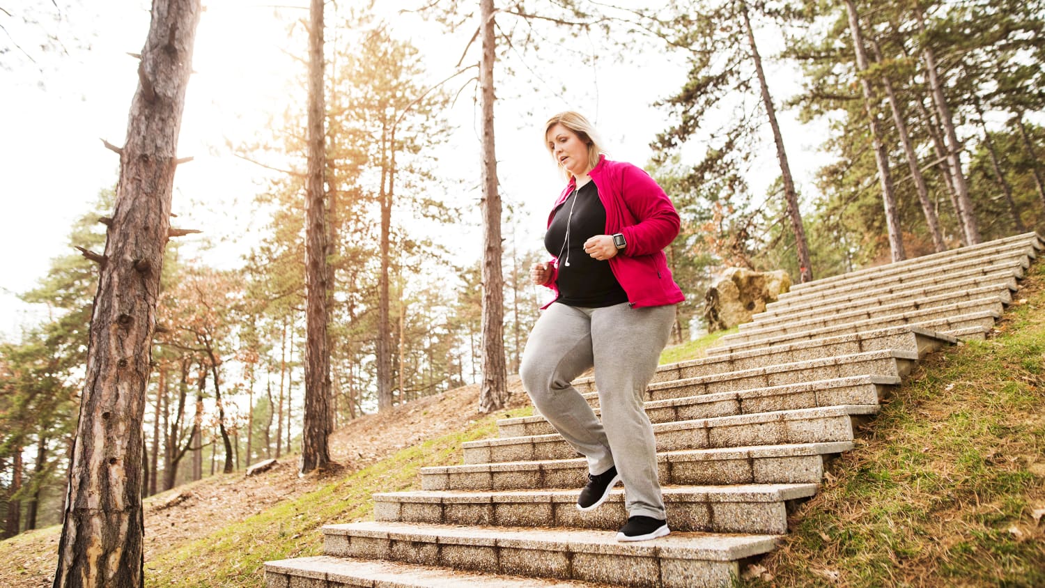 Eine übergewichtige Frau die an Diabetes Typ 2 leidet beim Sport machen draussen