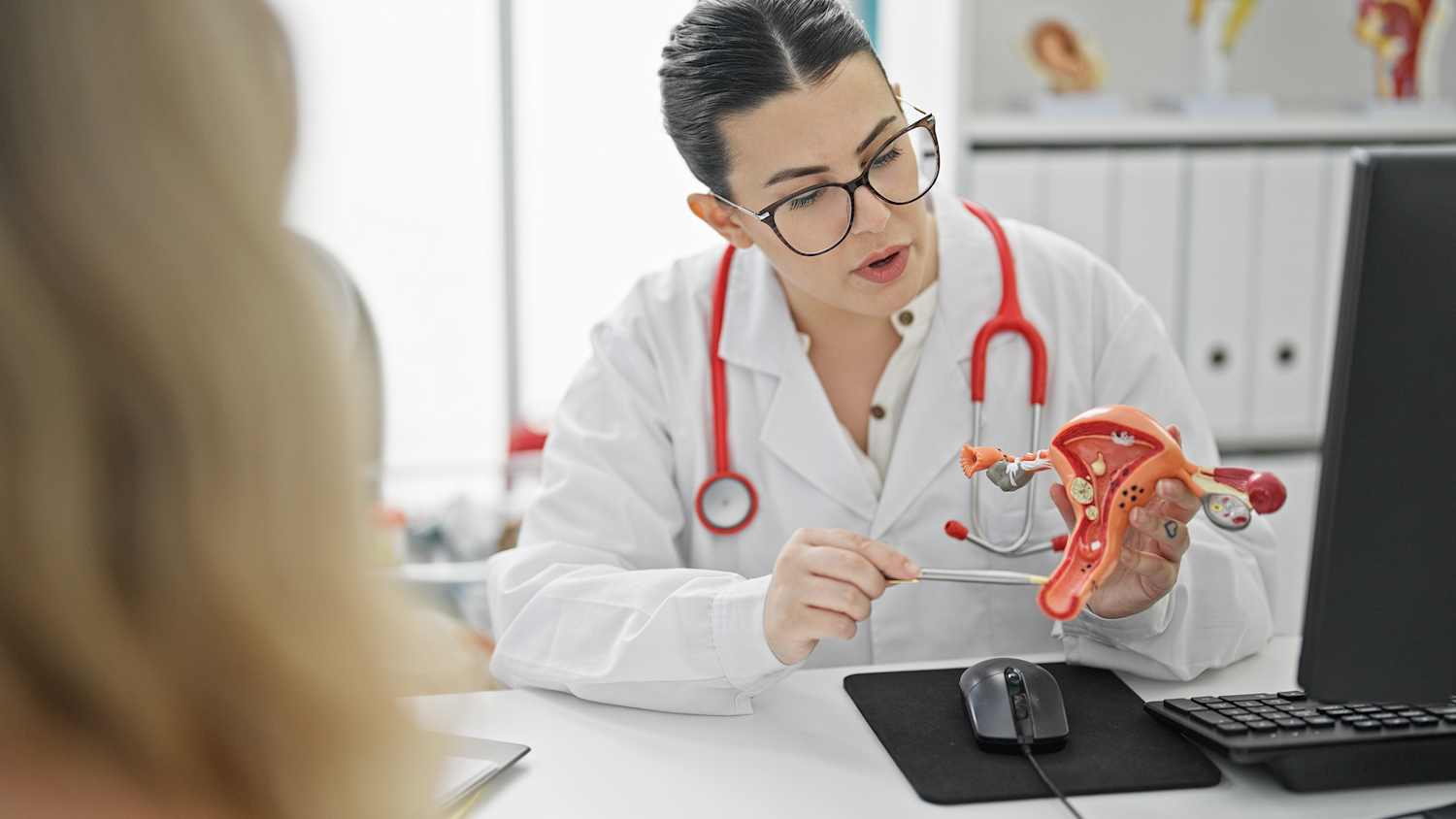 Eine Frauenärztin erklärt einer Patientin etwas