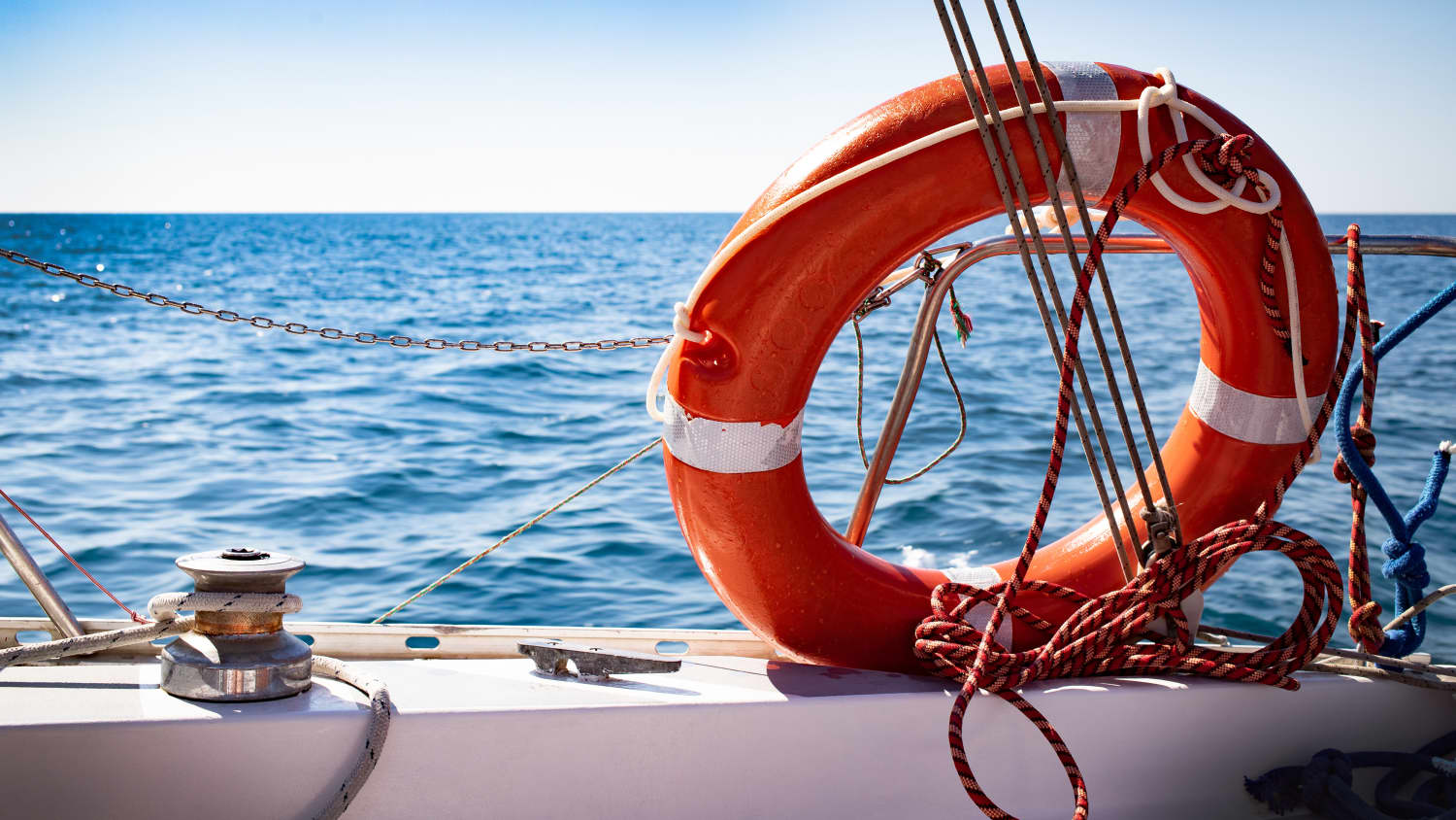 Ein Rettungsring an einem Boot