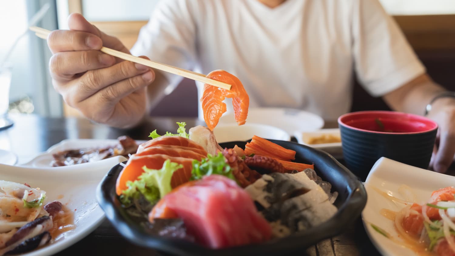 Mann isst Sashimi