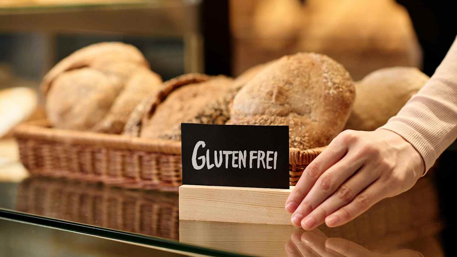 Eine Bäckerei präsentiert glutenfreies Brot in der Auslage