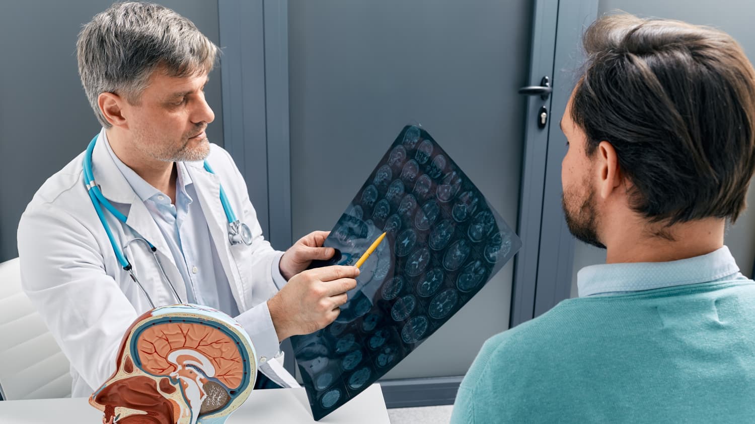 Ein Arzt erklärt einem Patienten seine Röntgenbilder