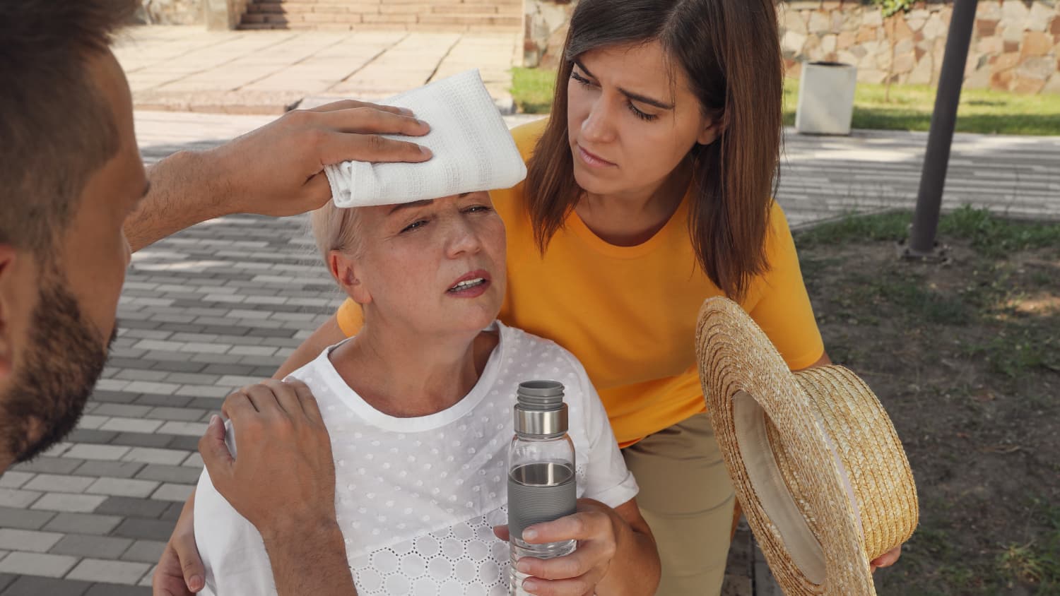 Eine Frau leidet unter der Sommerhitze