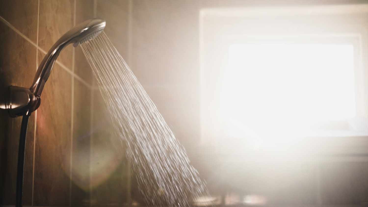 Warmes wasser läuft aus einer dusche-Legionellengefahr