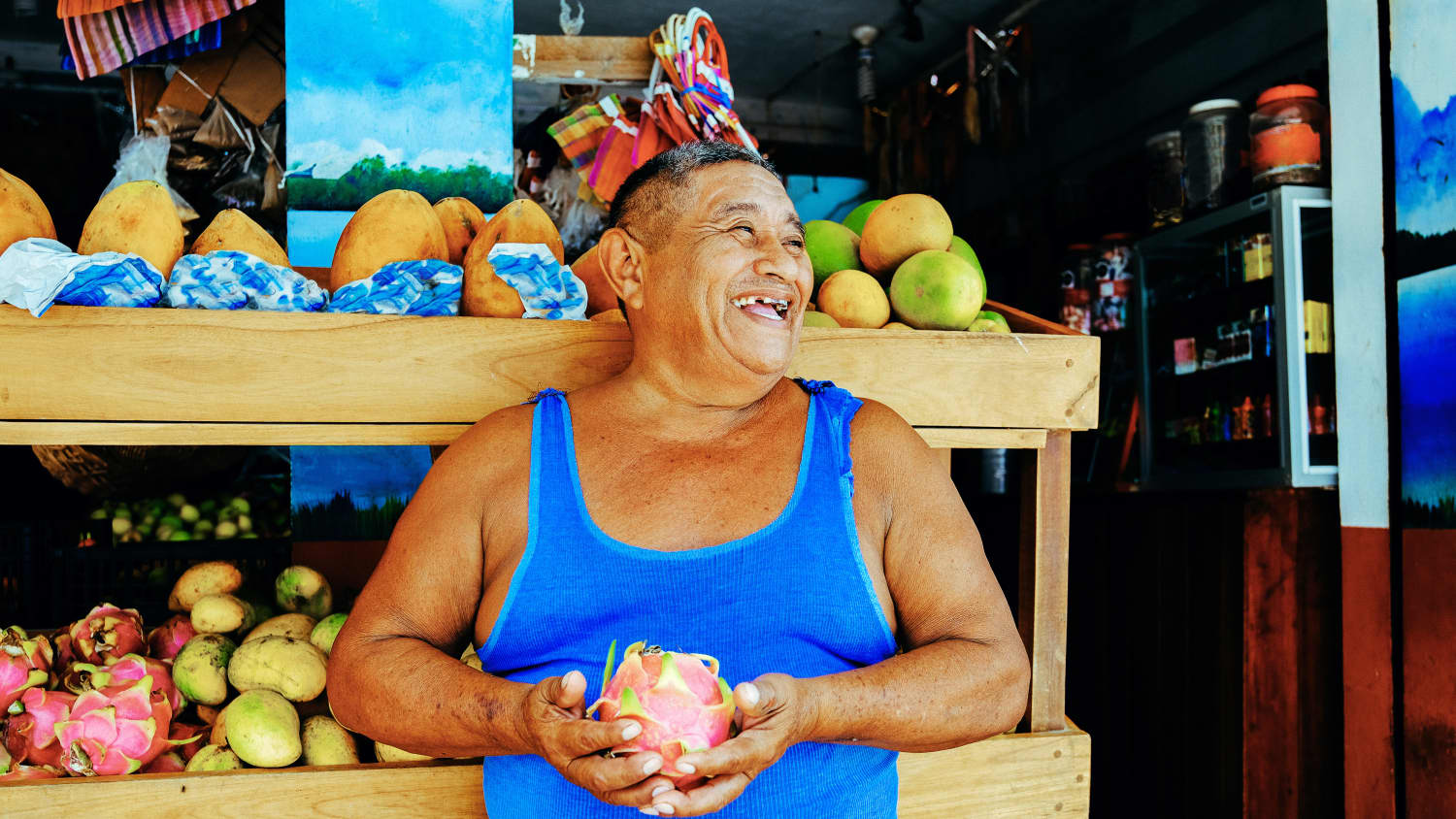 Ein Obstverkäufer auf einem Markt in Mexiko