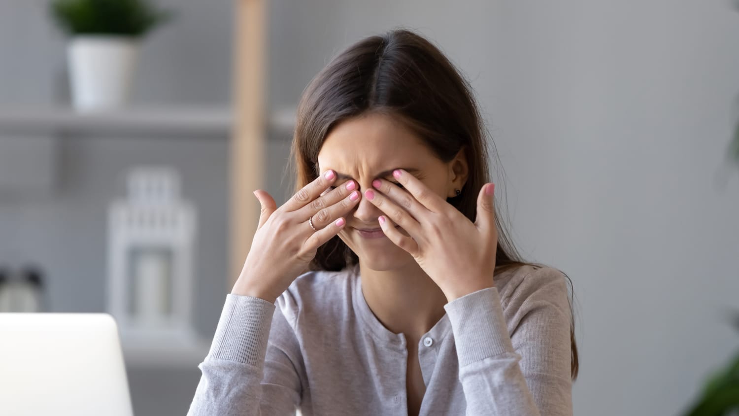 Eine Frau reibt sich die Augen