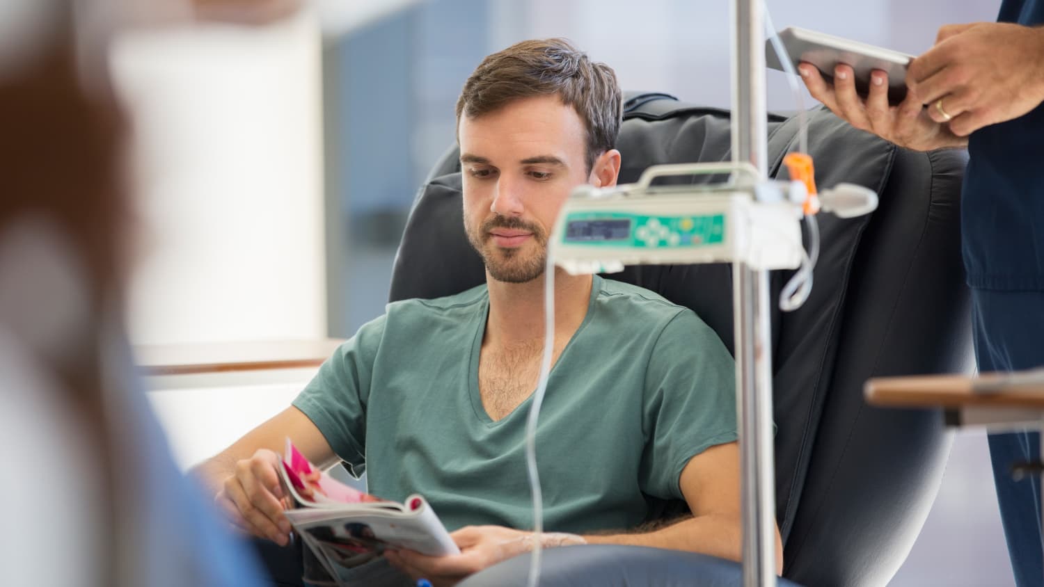 Ein Mann bei einer Chemotherapiebehandlung