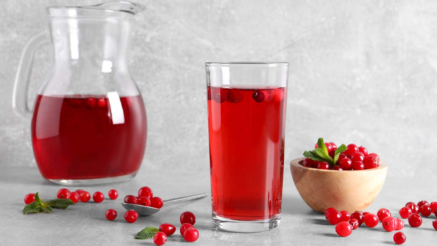 Ein Glas Cranberrysaft steht auf dem Tisch
