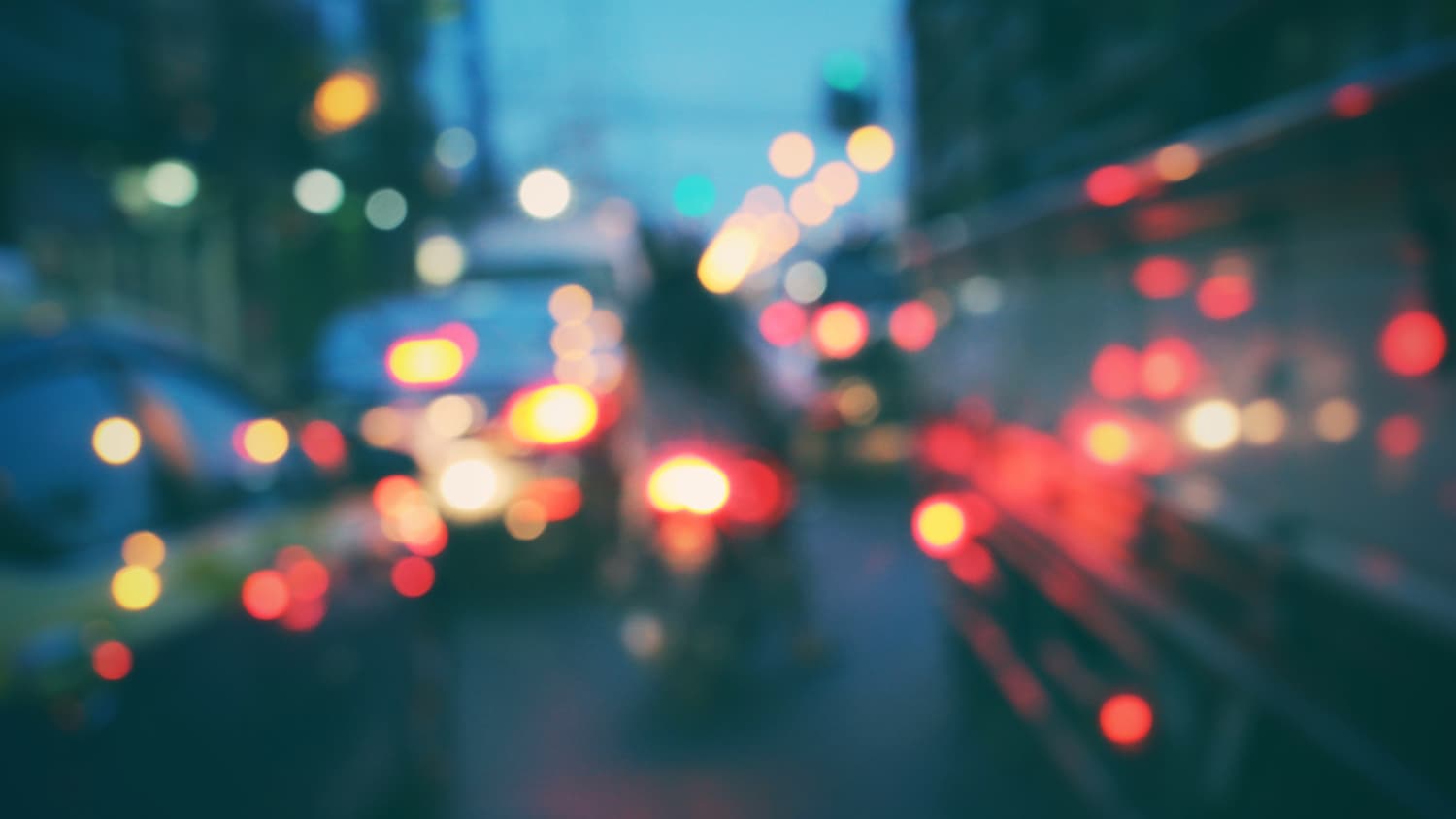 Unscharfe Lichter im Verkehr nachts