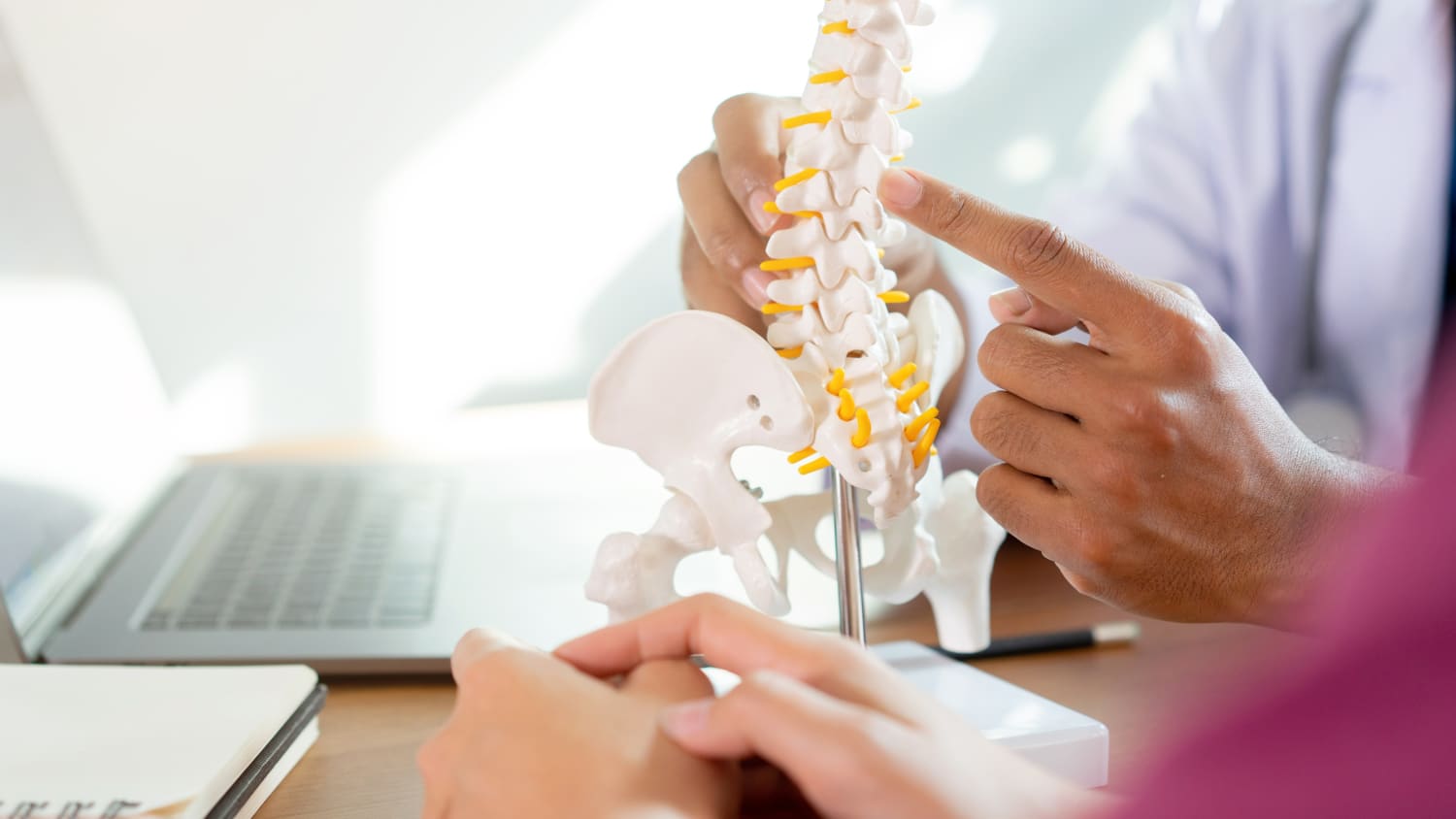 Ein Arzt spricht mit seiner Patientin über Ihren Befund Osteoporose