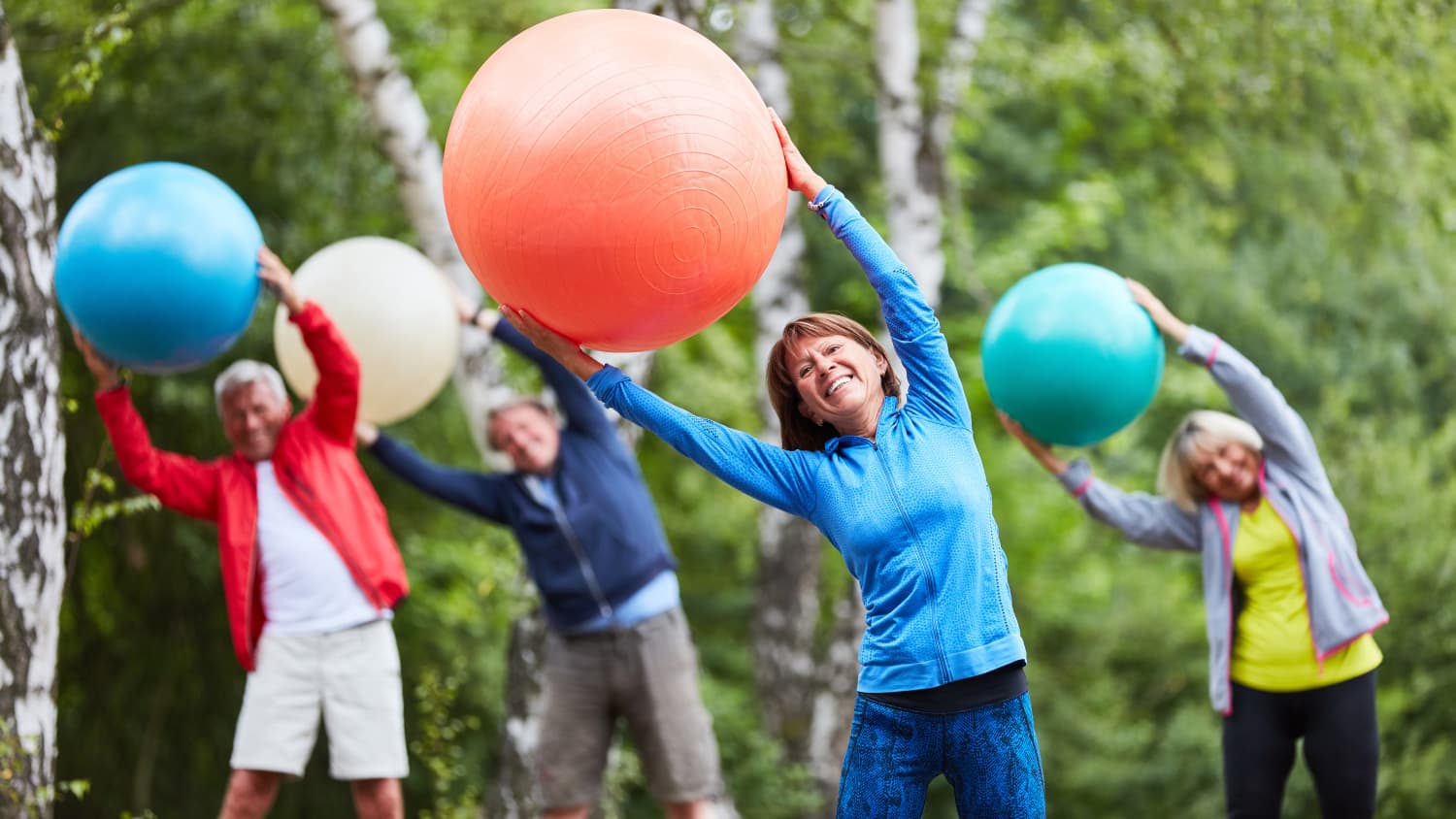 Senioren machen zusammen Sport im Park