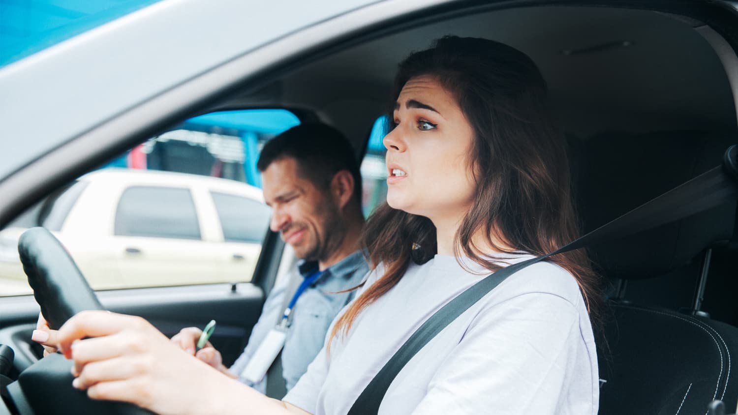 Junge Frau hat Angst während einer Führerscheinprüfung