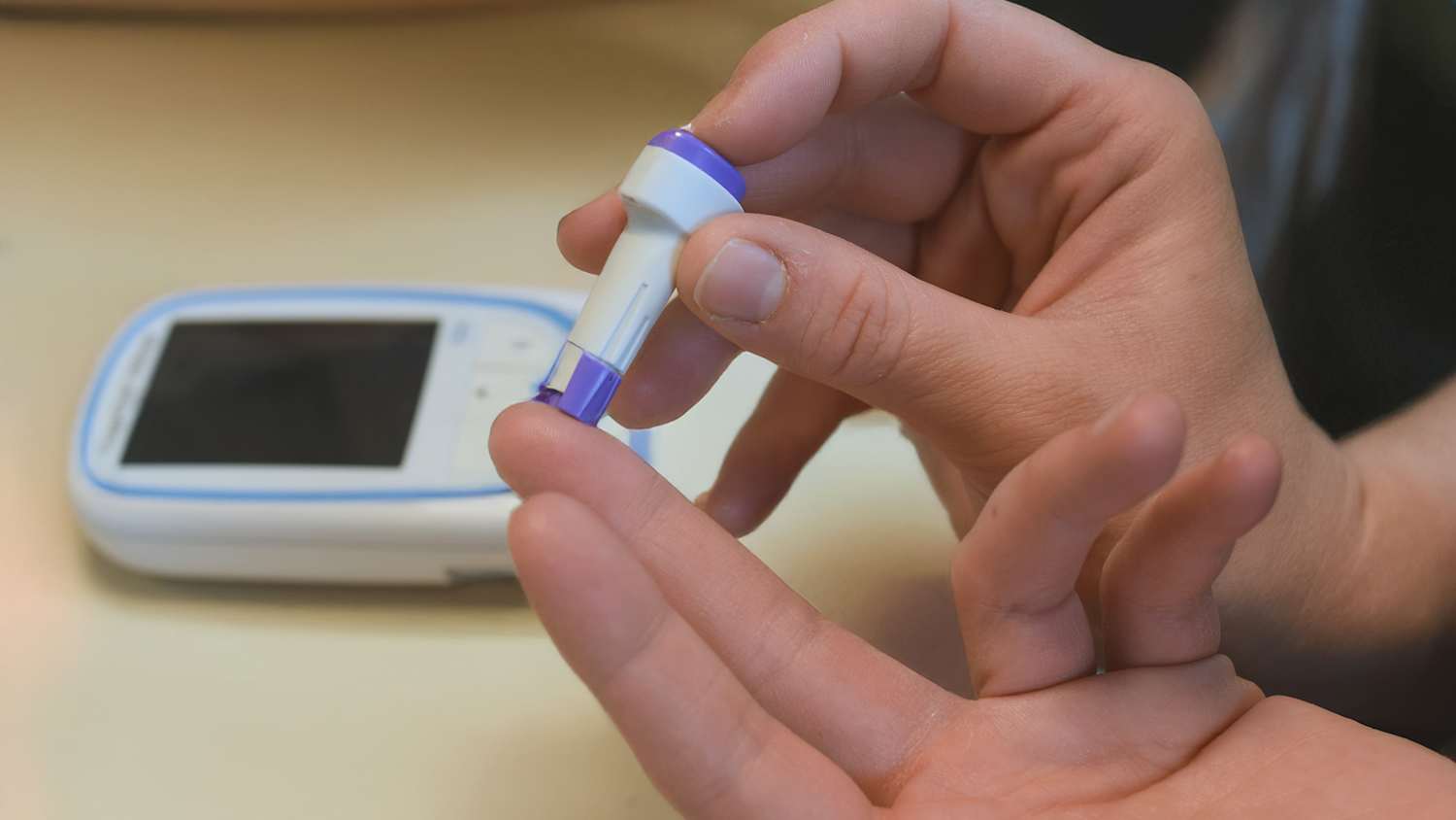 Ein Diabetiker überprpüft seinen Blutzucker