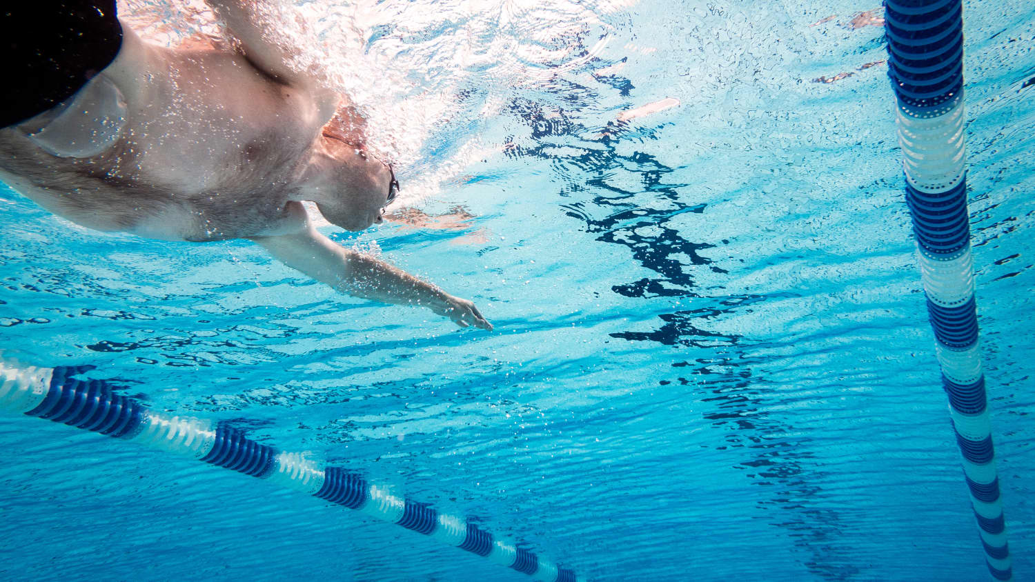 Ein Mann mit einem Stoma beim Schwimmen