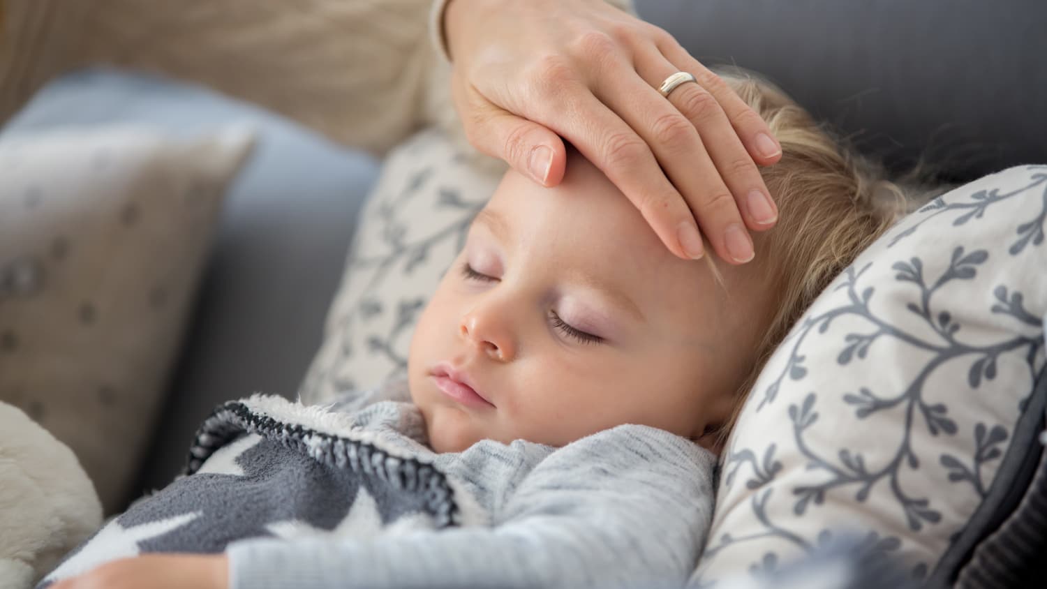 Ein kleiner kranker Junge liegt im Bett