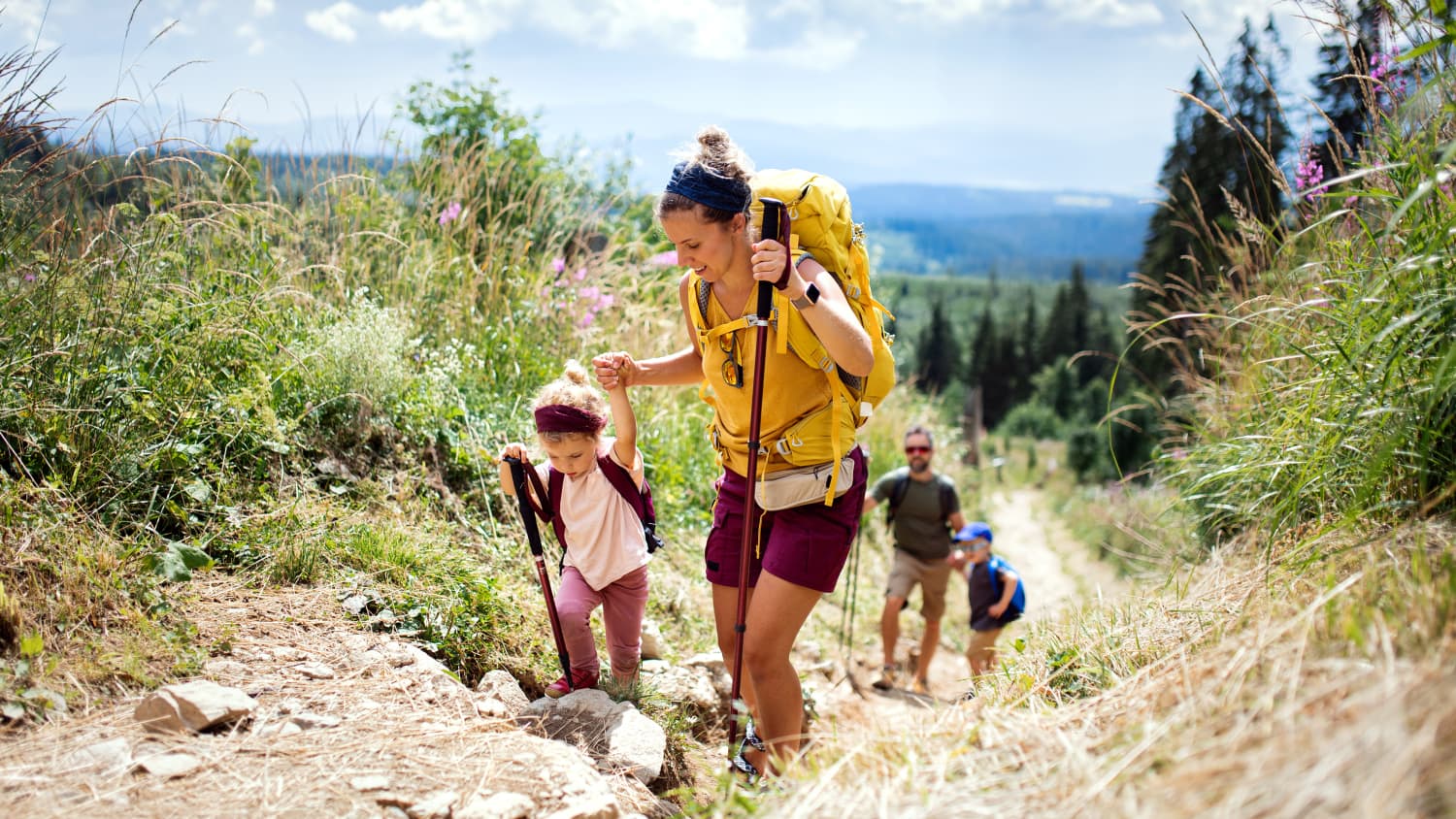 Familie beim Wandern in den Bergen
