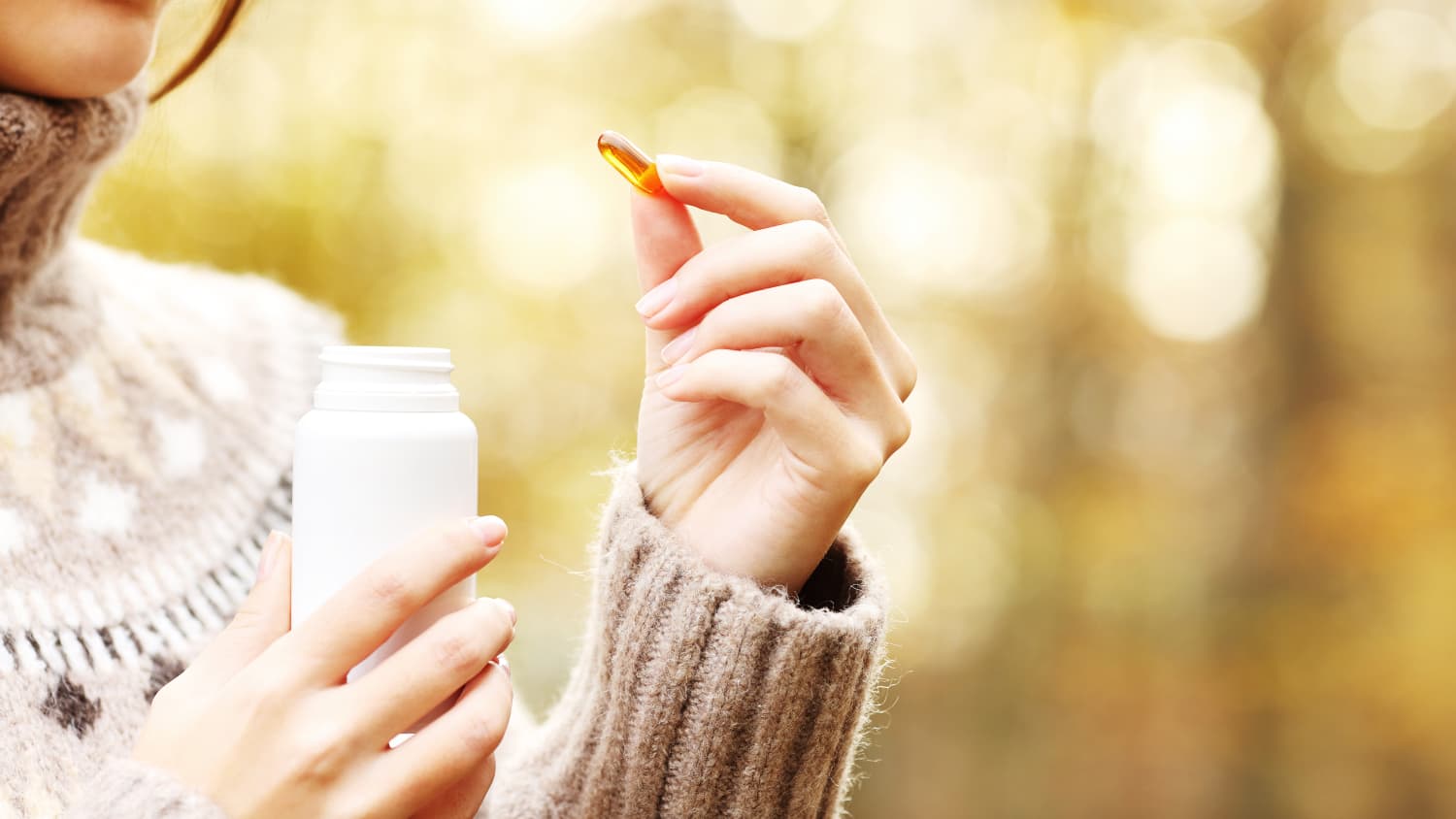 Eine Frau die eine Pille in der Hand hält