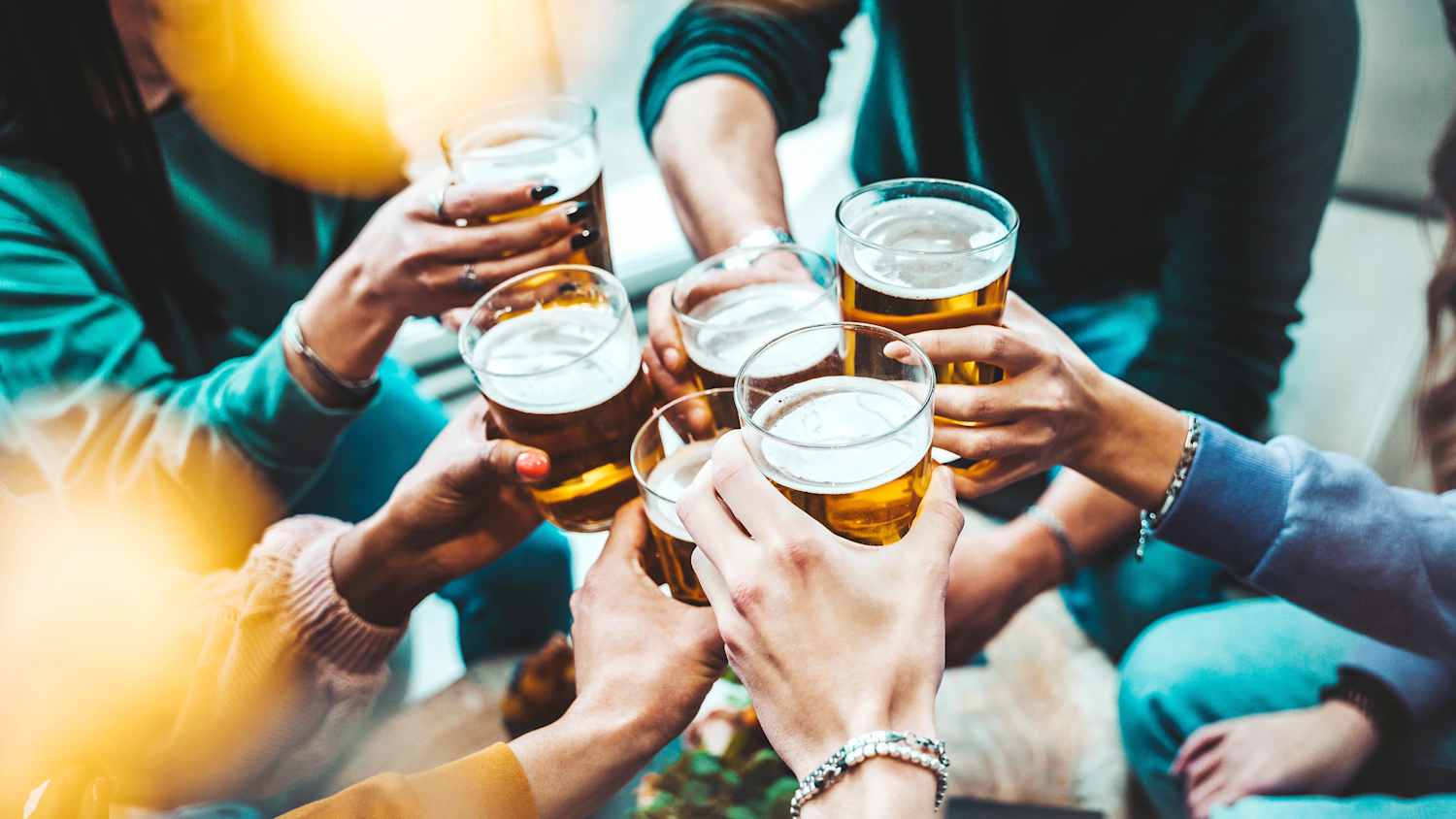 Eine Freundesgruppe stößt mit Bier an