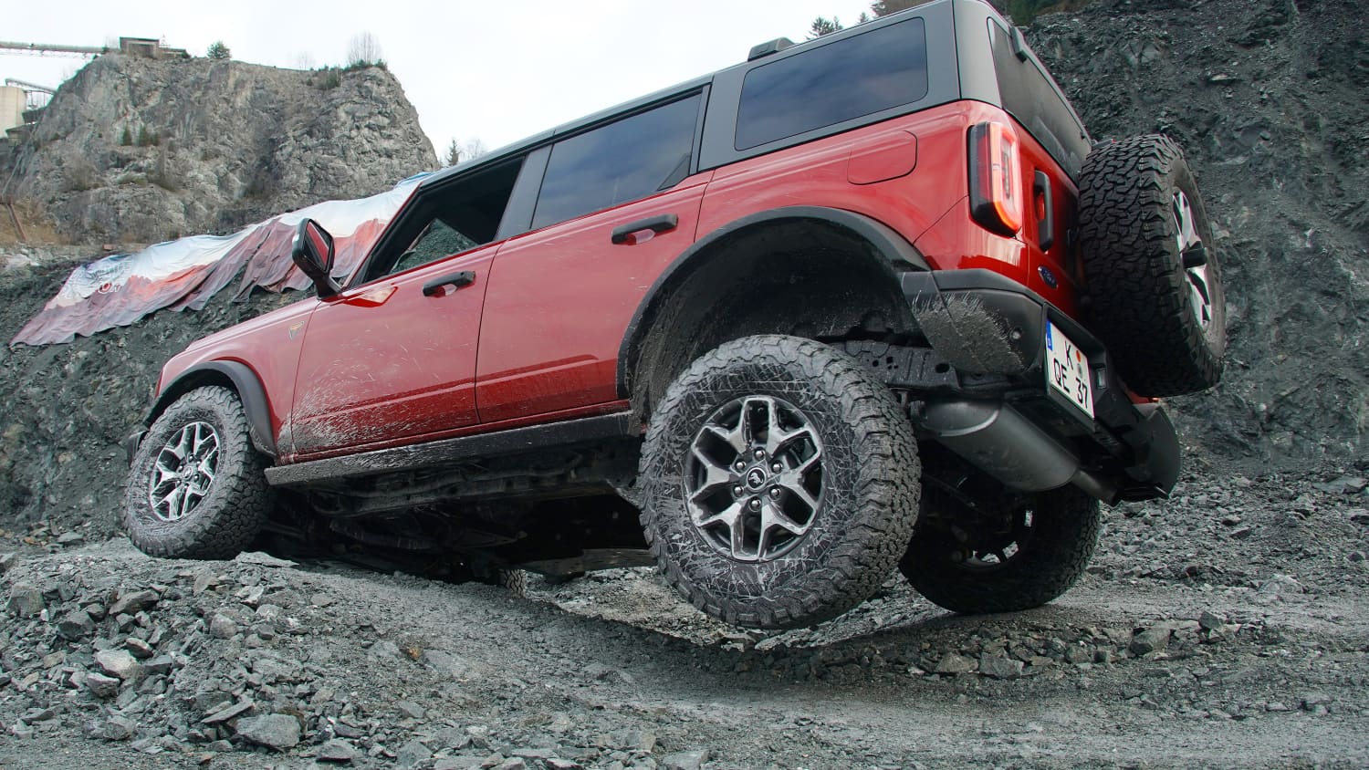 Der Ford Bronco auf einer Offroad Straße