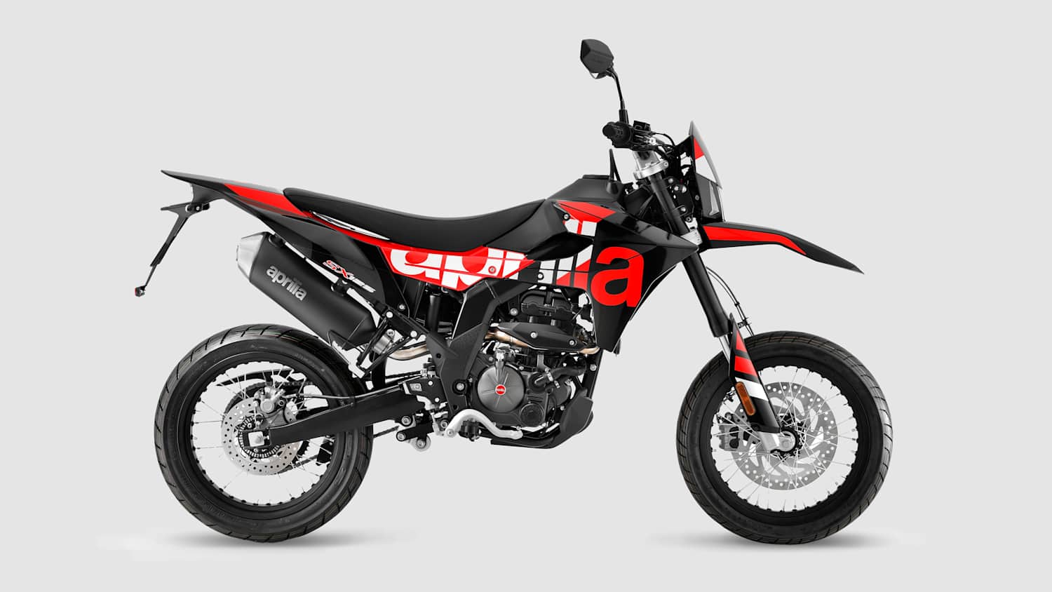 Eine Aprilia SX 125 seitlich stehend zu sehen
