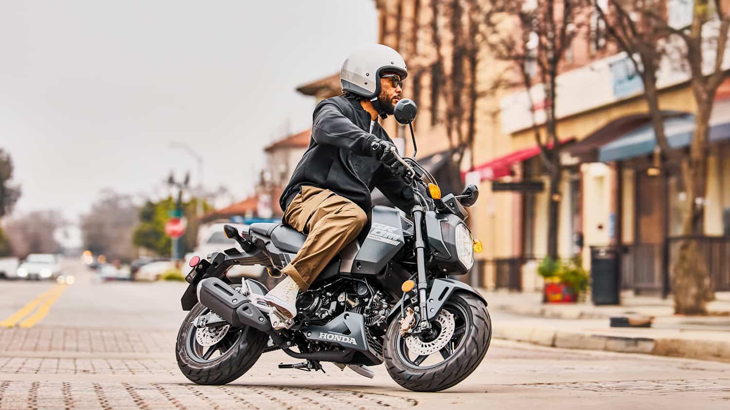Eine Homda MSX125 Grom fahrend fotografiert