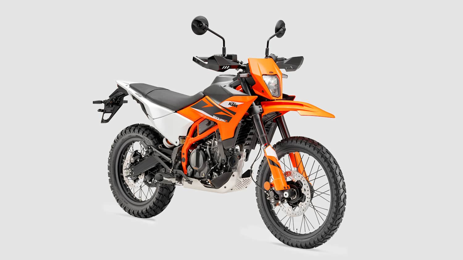 Eine 125 Enduro R von KTM seitlich stehend zu sehen