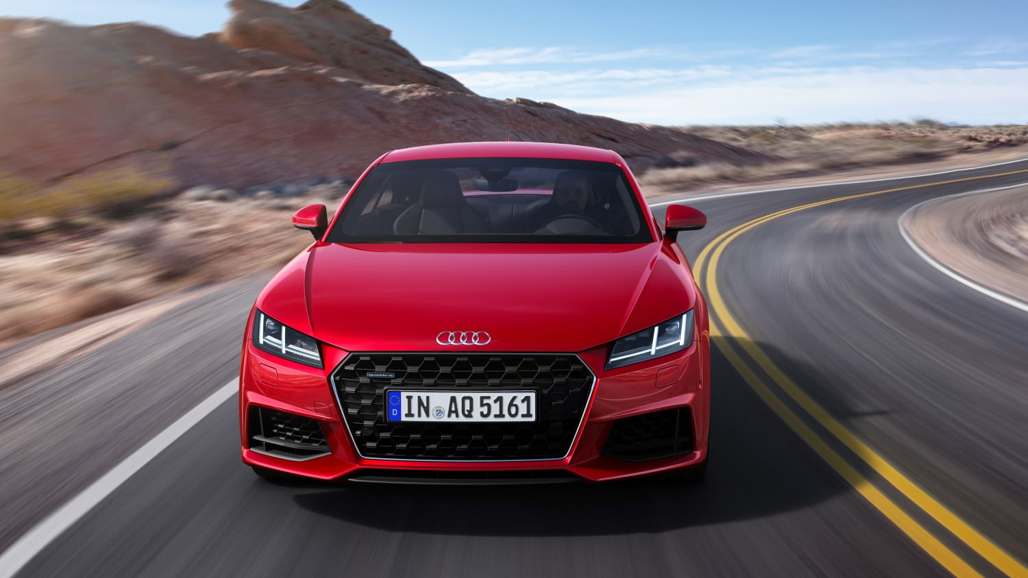 Frontansicht eines fahrenden Audi TT