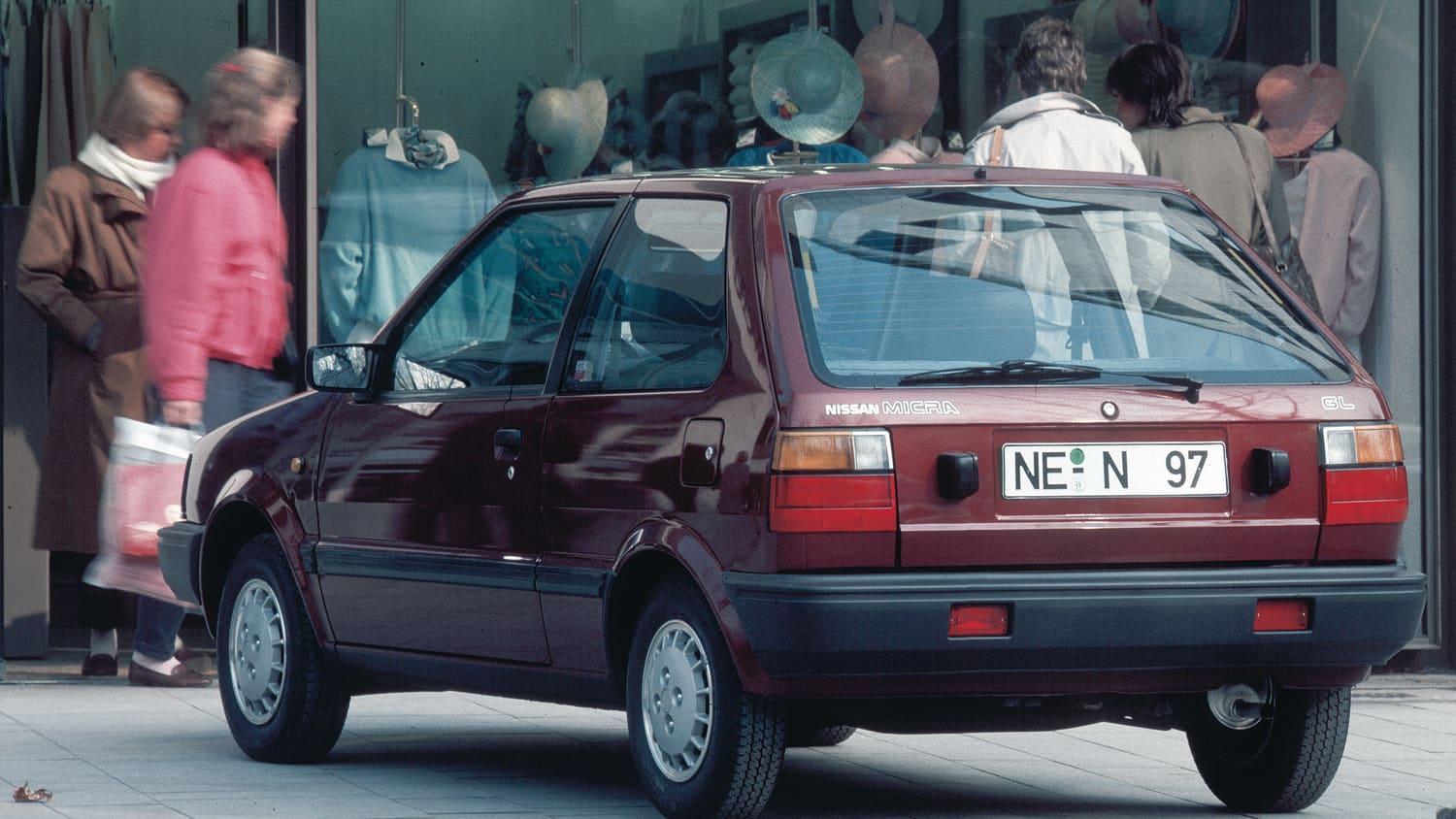 Heck und Seitenansicht eines stehenden Nissan Micra K10