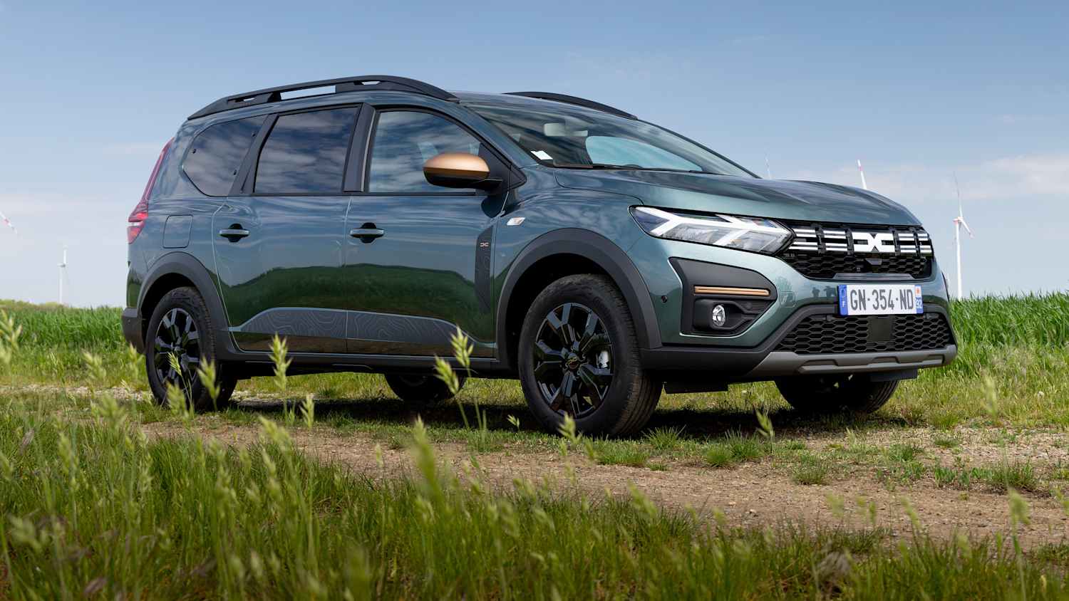 Seitenansicht eines stehenden Dacia Jogger