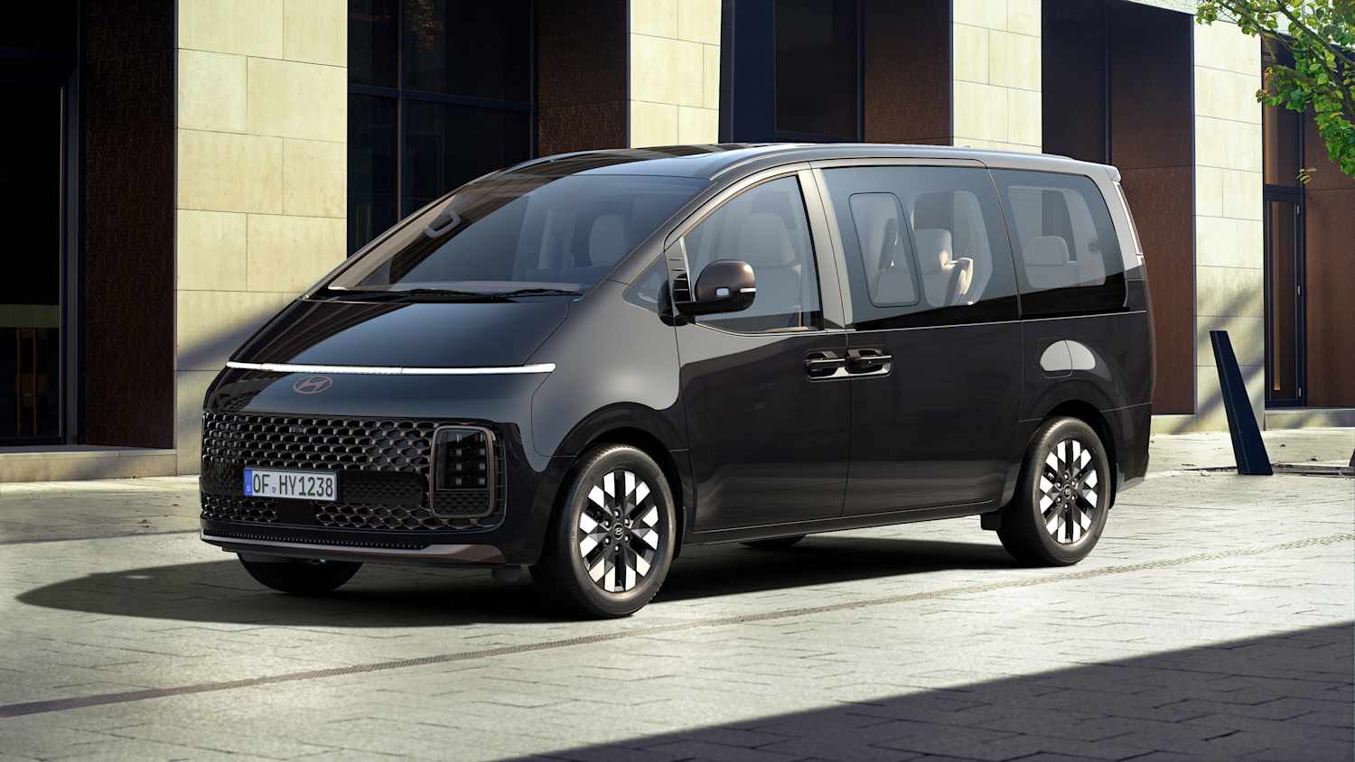 Front und Seitenansicht eines stehenden Hyundai Staria