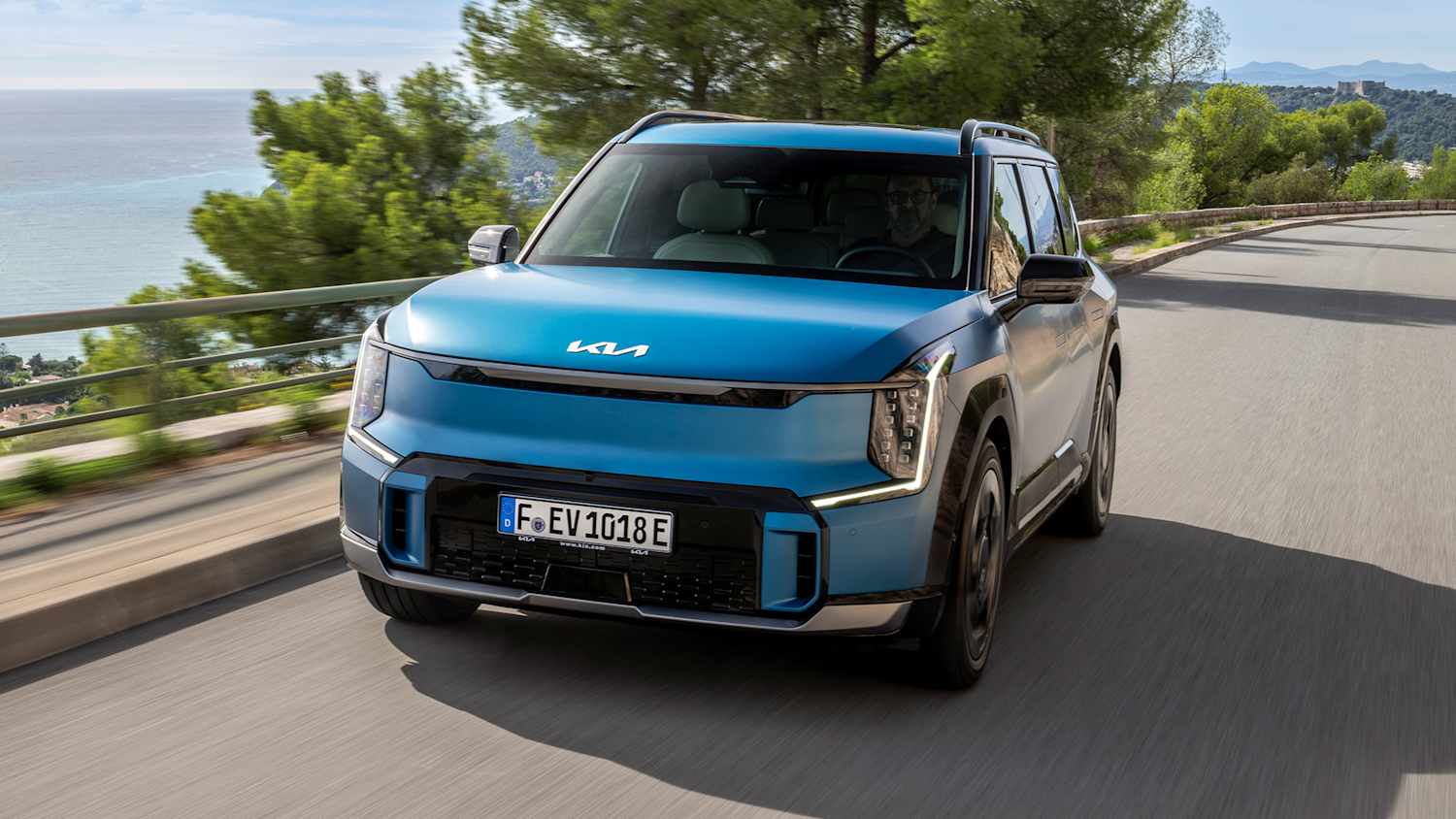 Frontansicht eines fahrenden Kia EV9