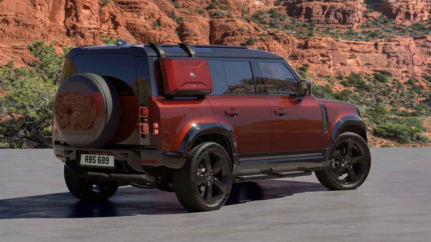 Heck und Seitenansicht eines stehenden Land Rover Defender