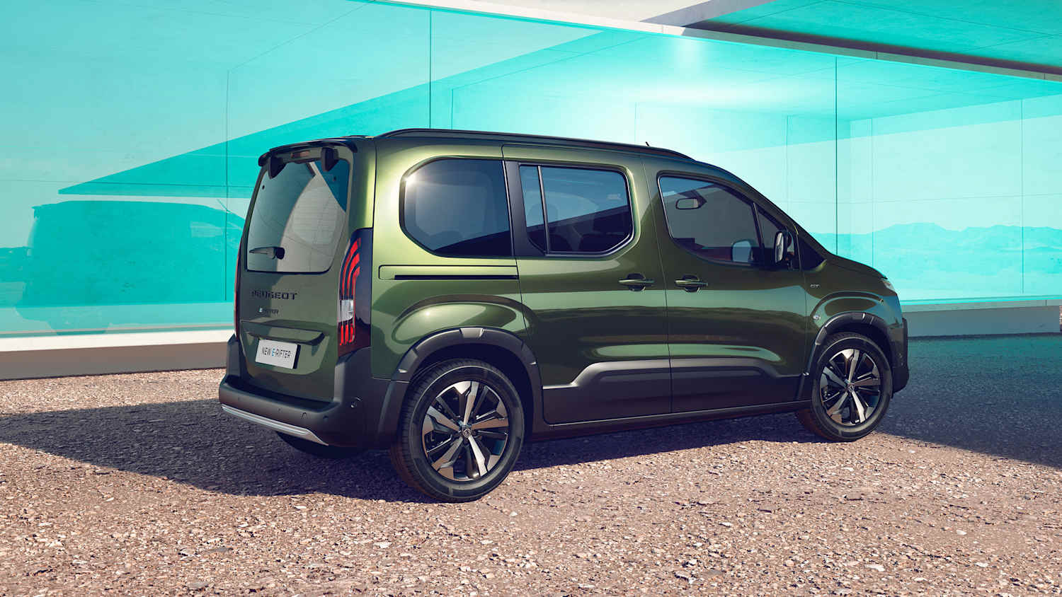 Heck und Seitenansicht eines stehenden Peugeot E-Rifter