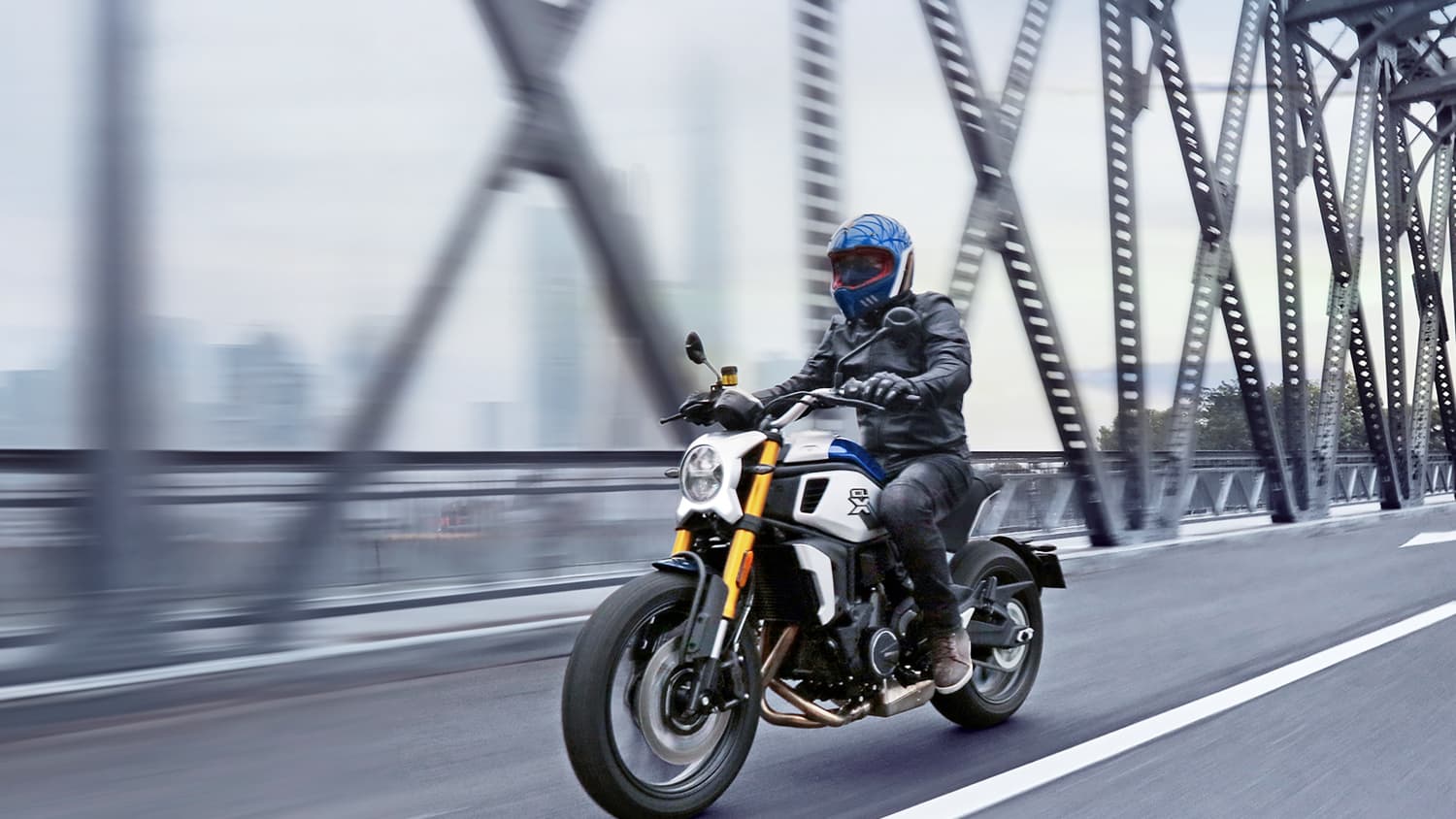 Fahraufnahme der 700 CL X Heritage