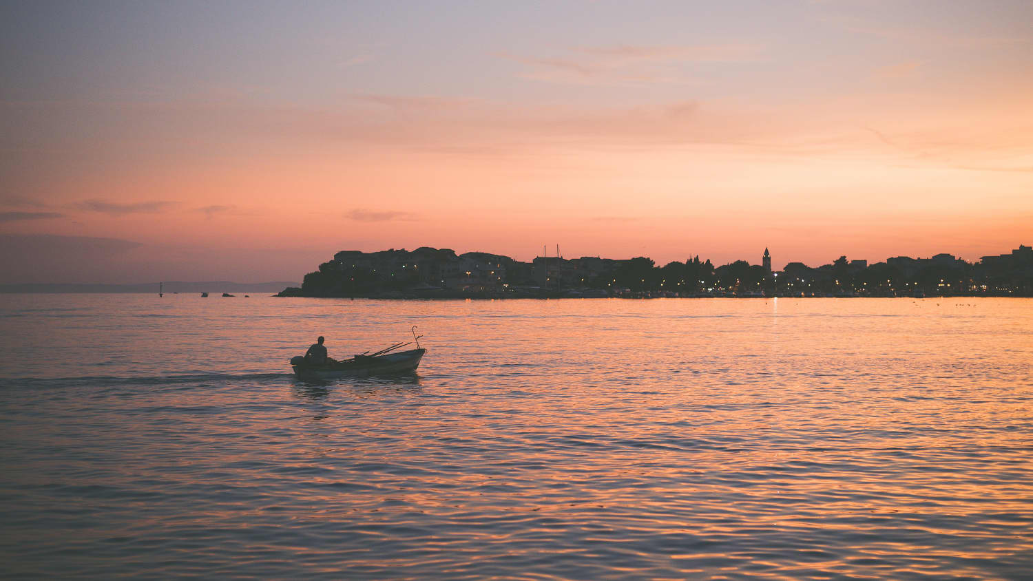 Glitzerndes Meer und belebte Städte: Kroatische Sonnenuntergänge bieten ein vielfältiges Panorama.
