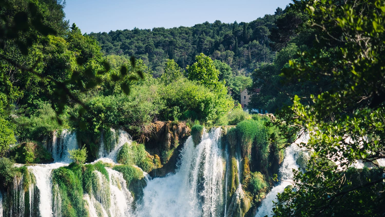 Der Anblick der ursprünglichen Natur und der Wasserfälle im kroatischen Nationalpark Krka ist ein unvergessliches Erlebnis.