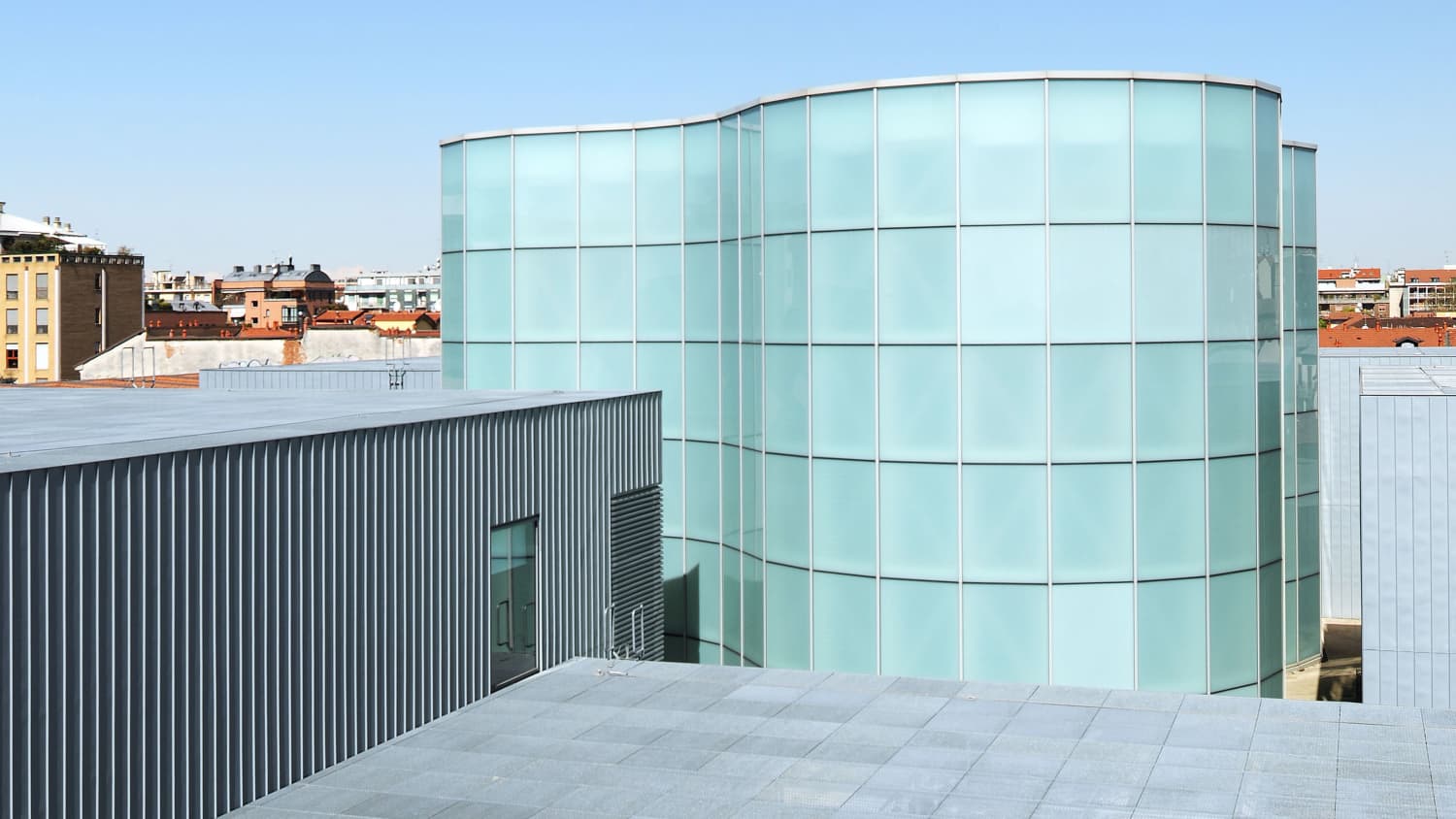 Außenansicht des geschwungenen Gebäudes des Museums der Kulturen in Mailand