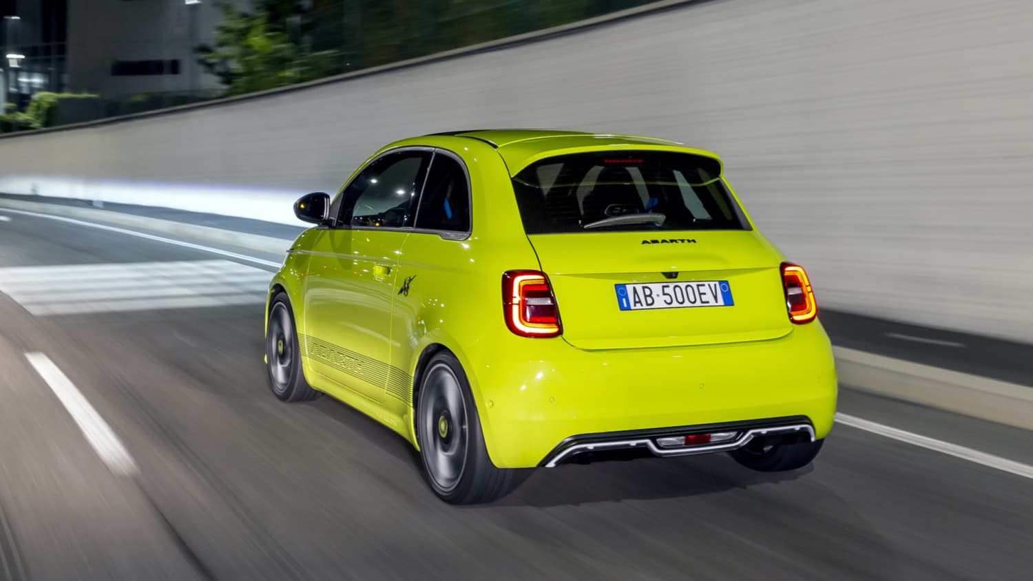 Heckansicht eines fahrenden Abarth 500e