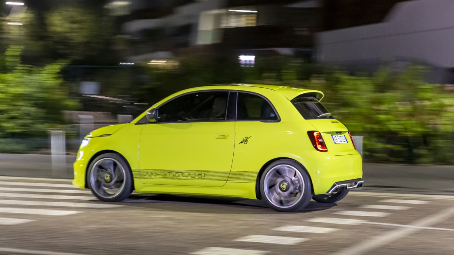 Seitenansicht eines fahrenden Abarth 500e