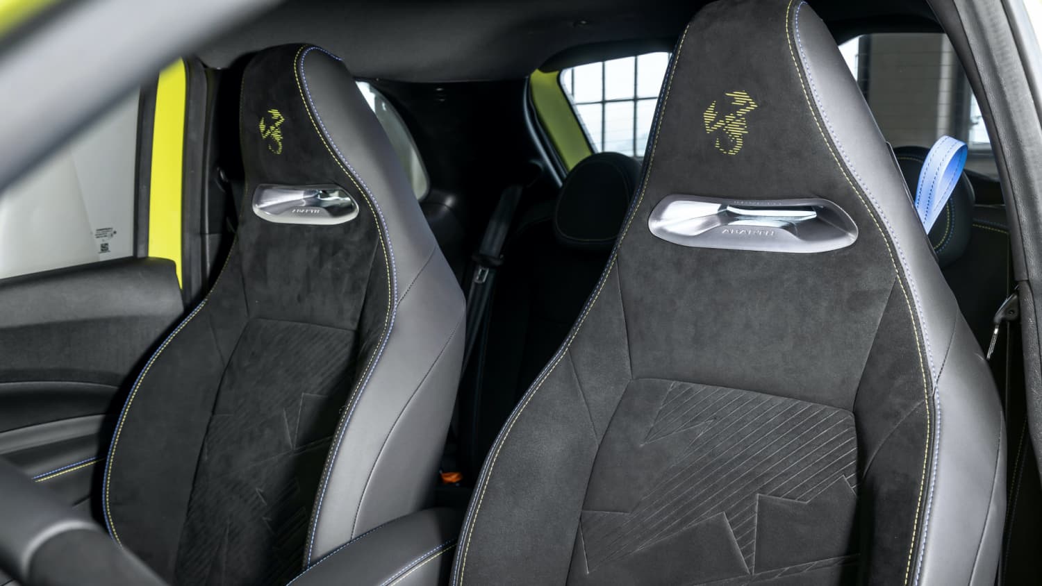 Vordersitze des Abarth 500e