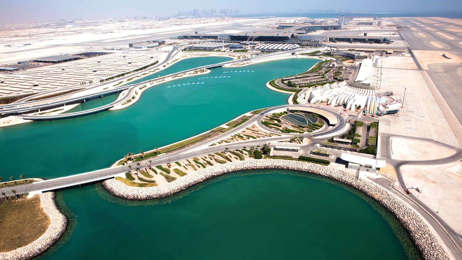 Der Flughafen von Doha zwische Wüste und Meer  aus der Vogelperspektive